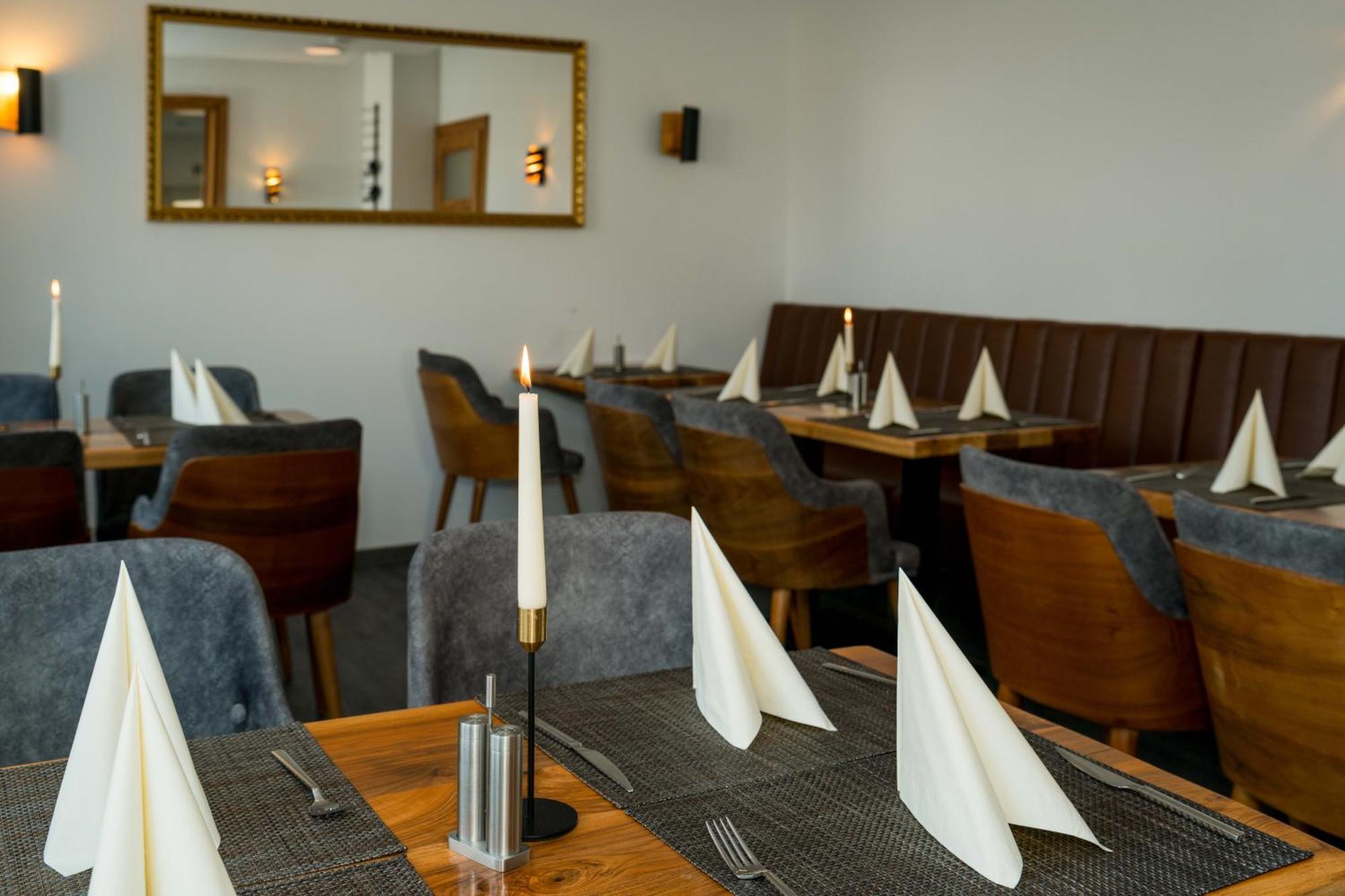 Roca Restaurant Und Hotel Bommersheim Exterior photo